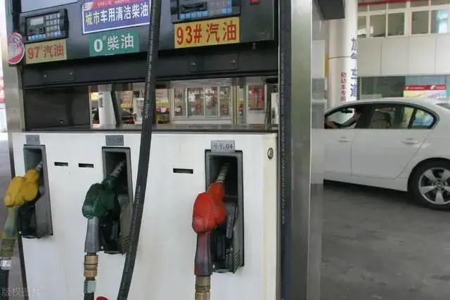 加油站失误让奔驰大G趴窝，消费者权益的保护与法律问题_消费权益什么意思_中学生消费权益