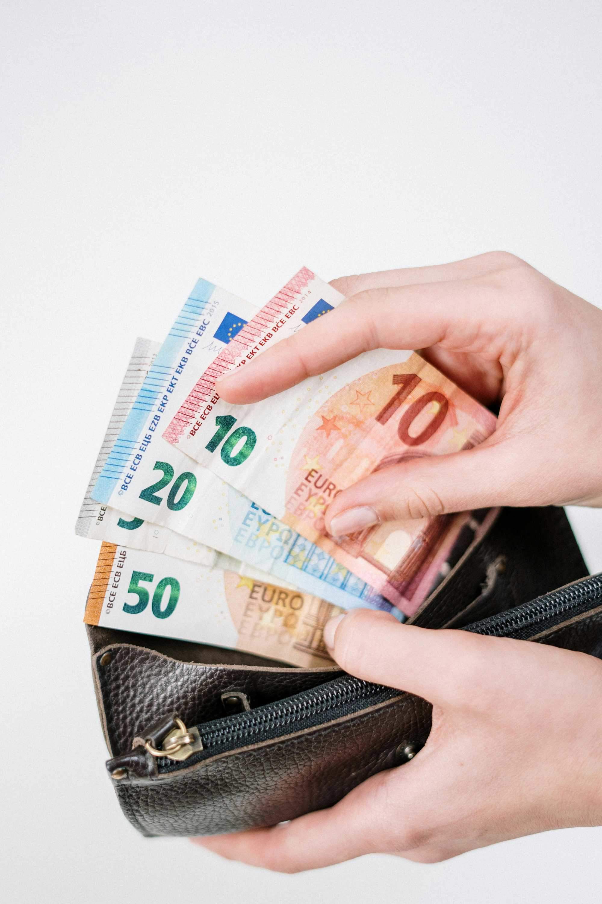美元在全球货币体系中的关键地位及多方面重要作用解析